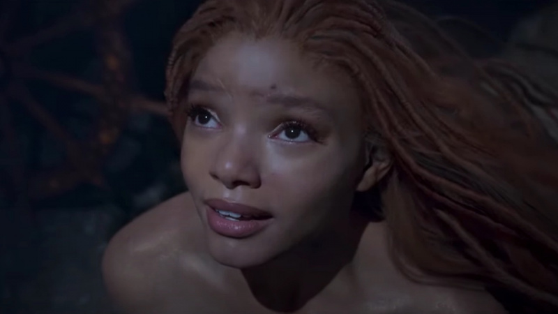   Halle Bailey เป็น Ariel ใต้น้ำใน Disney's The Little Mermaid