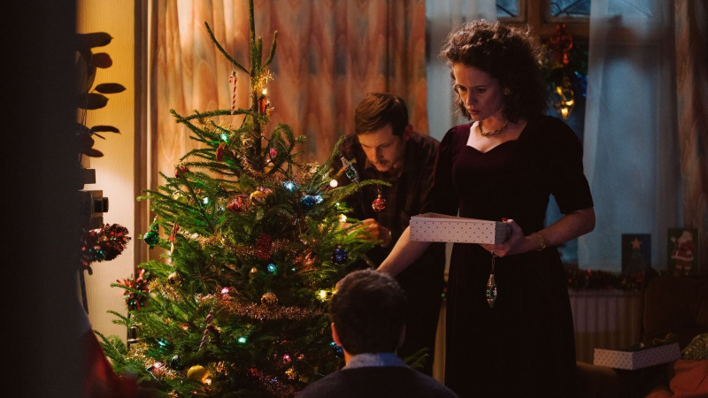   Hepimiz Yabancılar'da Jamie Bell ve Claire Foy