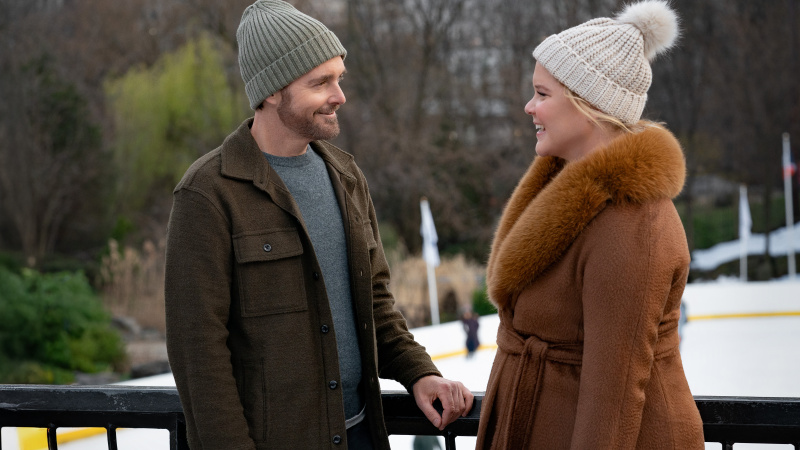   Will Forte ako Josh a Amy Schumer ako Lainy sa držia za ruky vo filme Kinda Pregnant