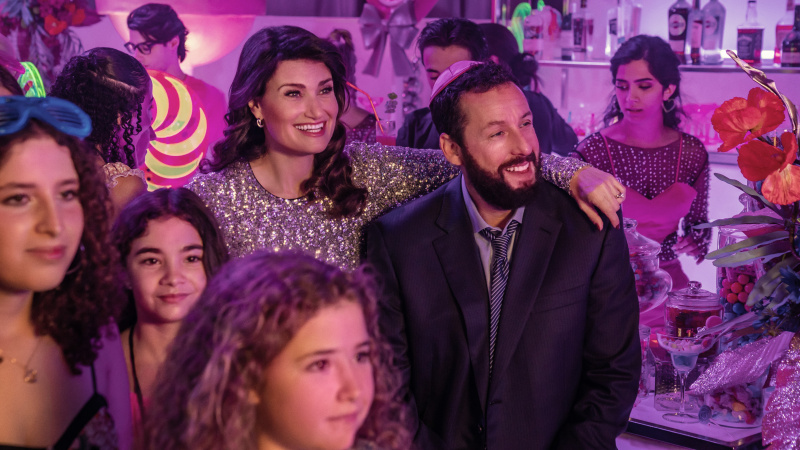   Idina Menzel a Adam Sandler sa usmievajú vo filme You Are Not Invited to My Bat Mitzvah