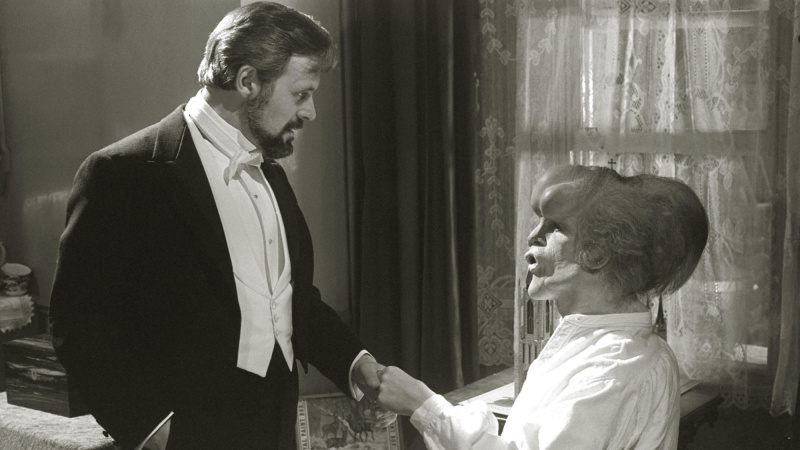  Anthony Hopkins y John Hurt en El hombre elefante