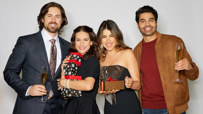   Chris McNally, Lyndsy Fonseca, Daniella Monet, Jag Bal ใน Holiday Crashers