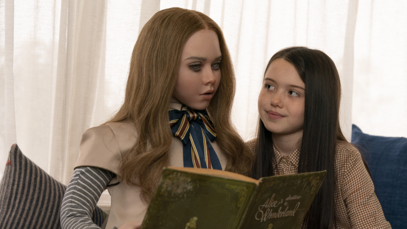  M3GAN'da Amie Donald ve Violet McGraw