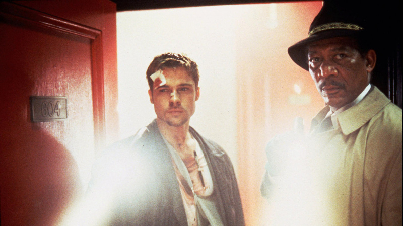   Brad Pitt a Morgan Freeman hrajú vo filme David Fincher's 'Seven'.