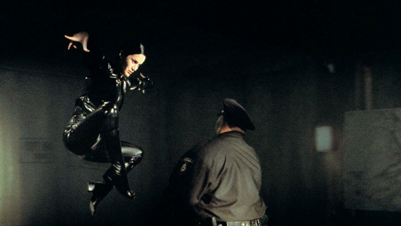   Carrie-Anne Moss vo filme Matrix