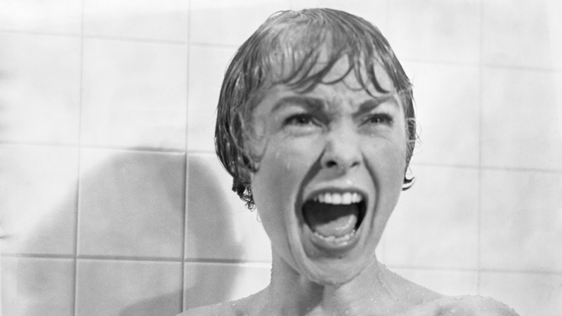  V scéne v sprche z filmu Psycho Marion Crane (hrá Janet Leigh) kričí od hrôzy, keď Norman Bates roztrhol jej sprchový záves. (Foto od Bettmann cez Getty Images)