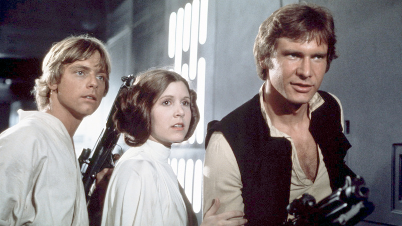   Luke Skywalker (Mark Hamill), princezná Leia (Carrie Fisher) a Han Solo (Harrison Ford) na scéne pre Star Wars: Epizóda IV - Nová nádej.