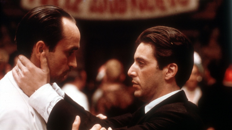   Al Pacino drží Johna Cazalea's face in The Godfather Part II