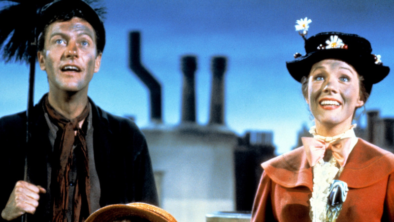   Dick Van Dyke ako Bert, Julie Andrews ako Mary Poppins v muzikáli Disney'Mary Poppins', directed by Robert Stevenson, 1964. (Photo by Silver Screen Collection/Hulton Archive/Getty Images)
