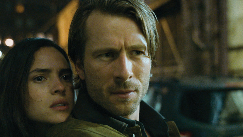   Hit Man'de Adria Arjona ve Glen Powell