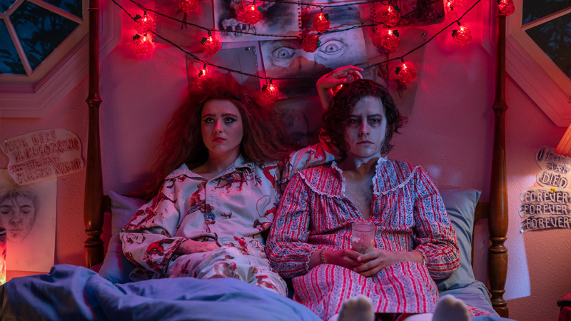   Kathryn Newton a Cole Sprouse vo filme Lisa Frankenstein