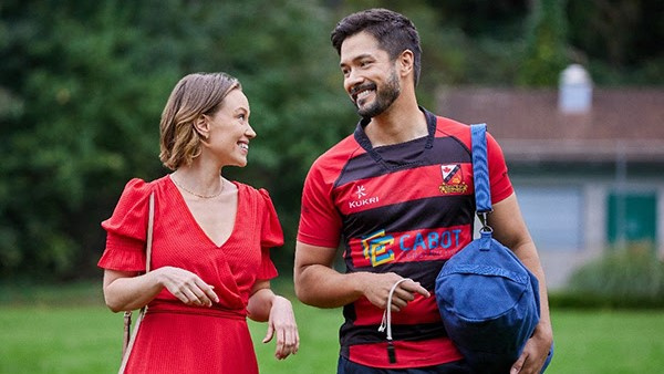 Laci J. Mailey ve Marco Grazzini Betty'de birlikte yürüyor's Bad Luck in Love