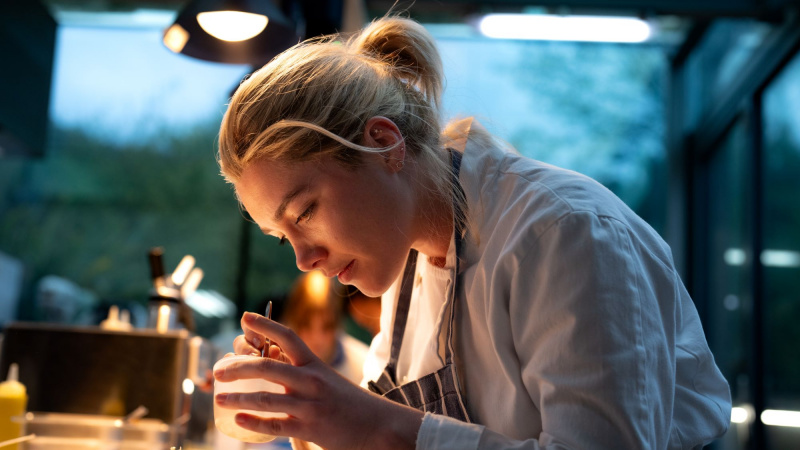   Florence Pugh vo filme Žijeme v čase