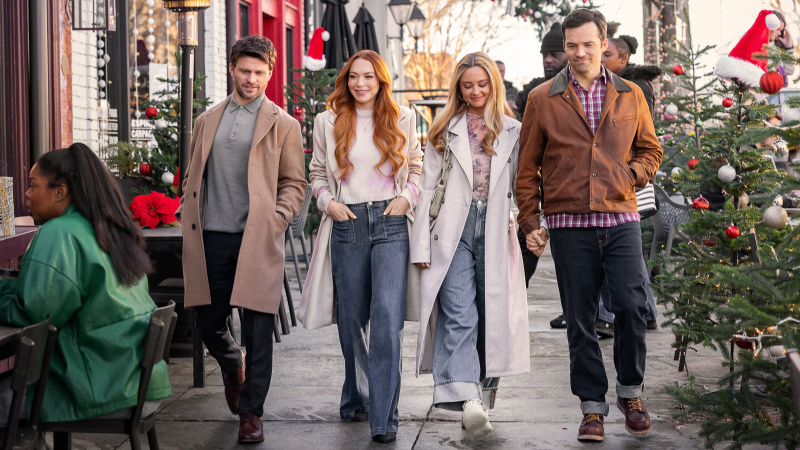  Jon Rudnitsky kao Cameron, Lindsay Lohan kao Avery, Katie Baker kao Cassie i Ian Harding kao Logan u Našoj maloj tajni