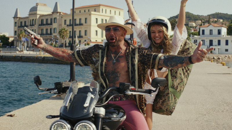   Dave Bautista und Madelyn Cline in Glass Onion