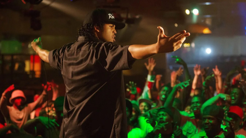   А'Shea Jackson Jr. as Ice Cube in front of a crowd in Straight Outta Compton