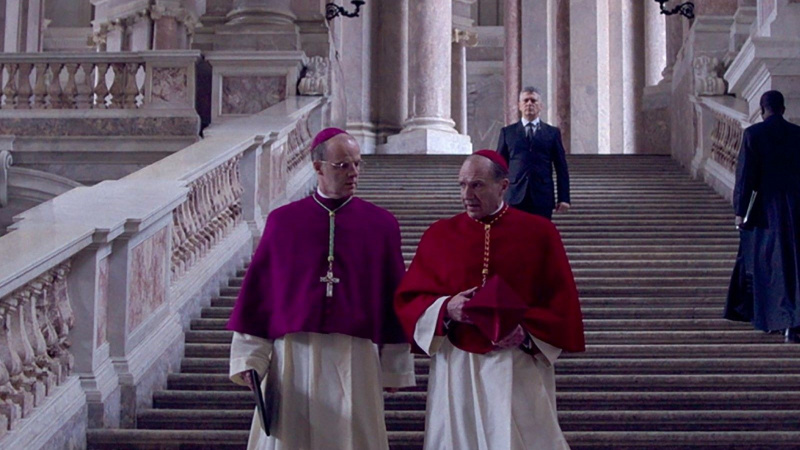 Brian F. O'Byrne และ Ralph Fiennes ใน Conclave