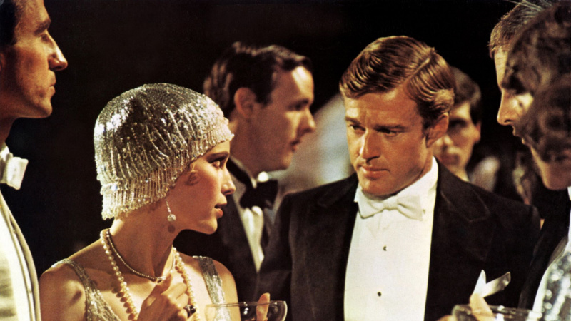   Mia Farrow un Robert Redford filmā Lielais Getsbijs