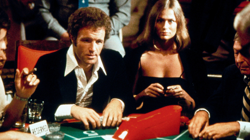   Džeimss Kāns pie kazino galda vietnē The Gambler