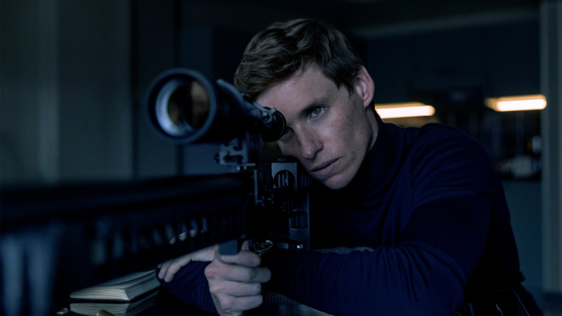   Ziua șacalului îl are în rol principal pe Eddie Redmayne.