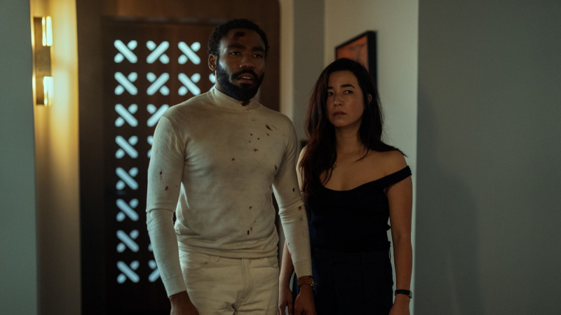   Donald Glover și Maya Erskine în Mr. & Mrs. Smith
