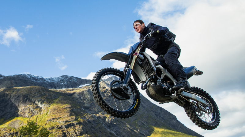   Tom Cruise moottoripyörällä Mission: Impossible - Dead Reckoning Part One -sarjassa