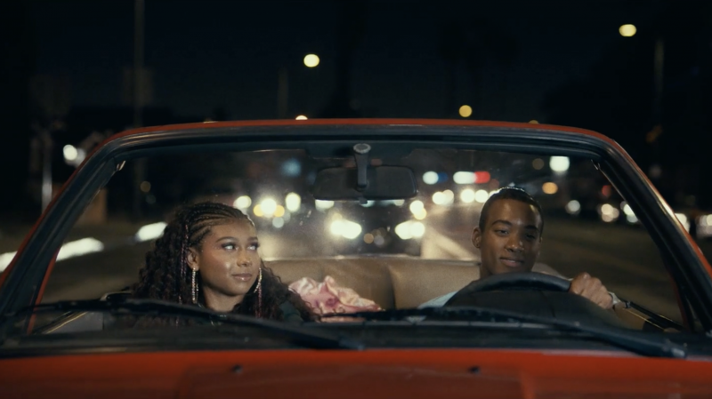  Sierra Capri i Algee Smith voze se u automobilu u Young.Wild.Free.