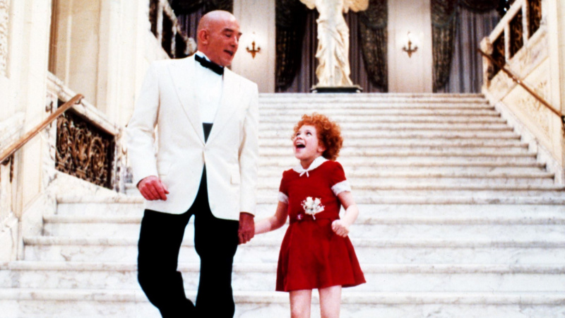   Ο Albert Finney και η Aileen Quinn στην Annie