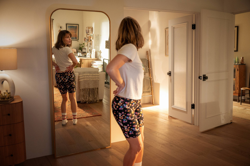  Jennifer Garner blickt in Family Switch in einen Spiegel