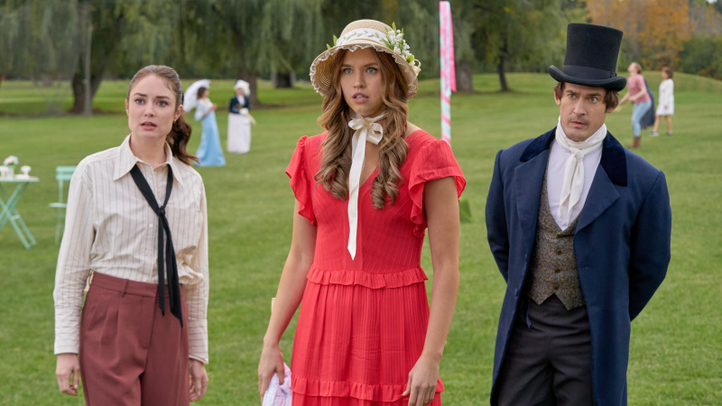 Mallory Jansen, Lillian Doucet-Roche ve Will Kemp, Bay Darcy'ye Çağrı'da dönem kıyafetleri giymiş