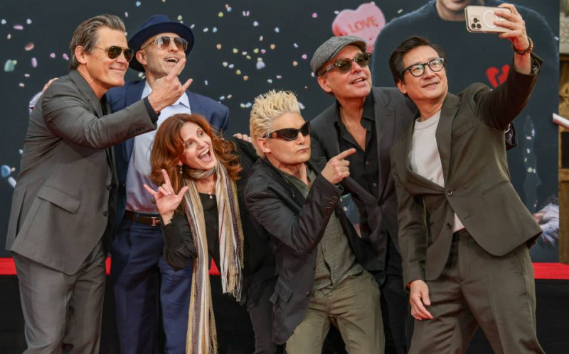  Josh Brolin, Jeff Cohen, Kerri Green, Corey Feldman, Chris Columbus 및 Ke Huy Quan은 배우 Ke Huy Quan의 시멘트 행사에서 손/발자국에 참석합니다.