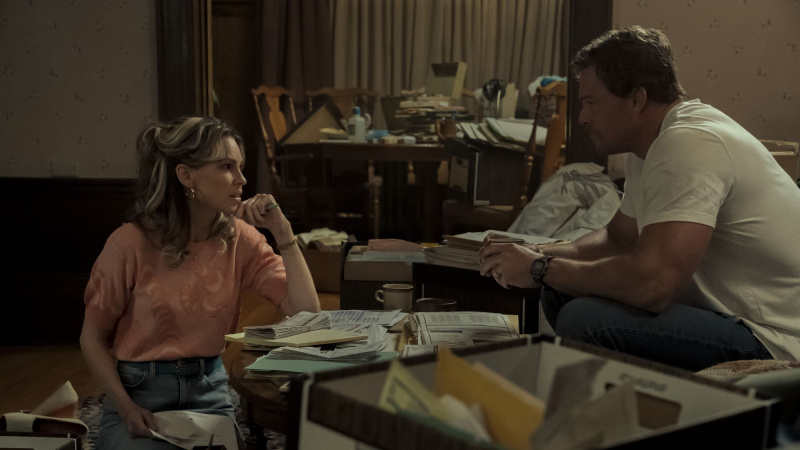   Hilary Swank și Alan Ritchson în Îngeri obișnuiți