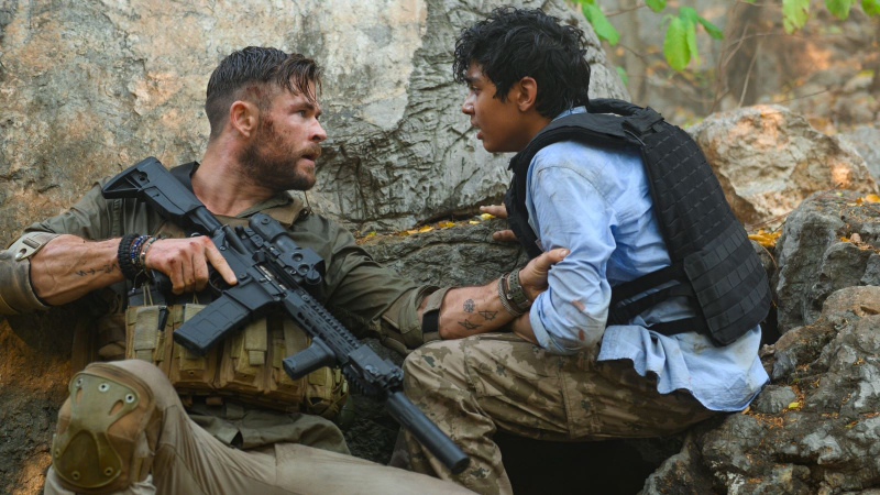   Οι Chris Hemsworth και Rudhraksh Jaiswal στο Extraction