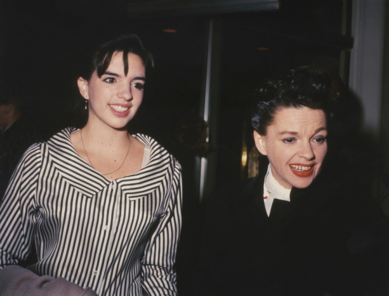   Liza Minnelli con su difunta madre Judy Garland.