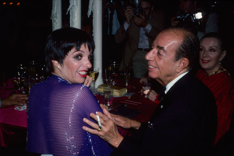   Con su difunto padre, el legendario director Vincente Minnelli.