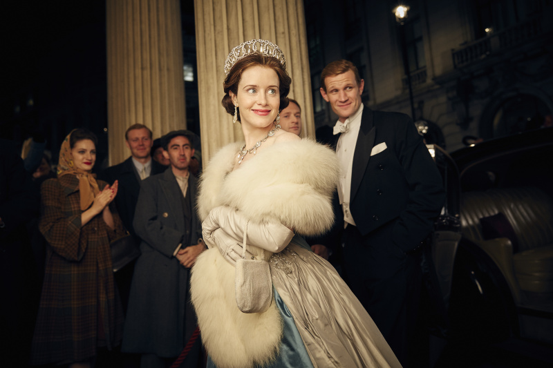   „The Crown“ 1 sezonas su Clare Foy ir Mattu Smithu.