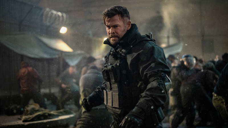   Extraction 2'de siyah askeri giysili Tyler Rake rolünde Chris Hemsworth