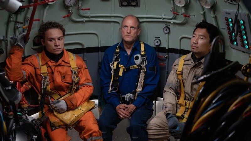 Finn Cole, Woody Harrelson a Simu Liu vo filme Posledný dych