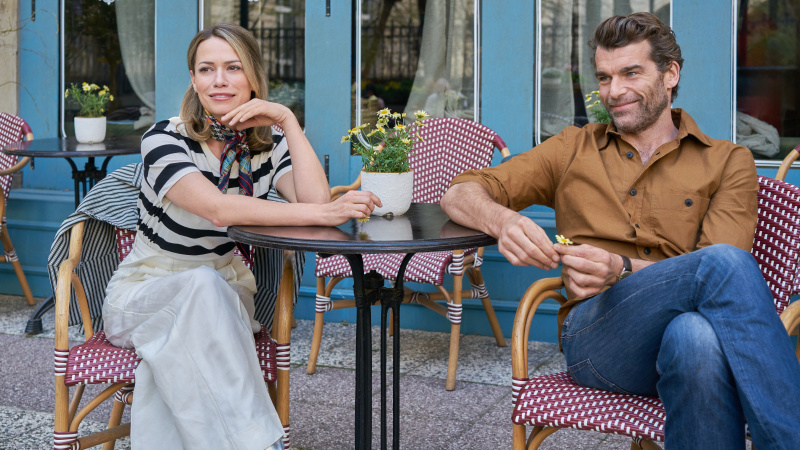 Bethany Joy Lenz, Stanley Weber istub Savoringi Pariisi kohvikus