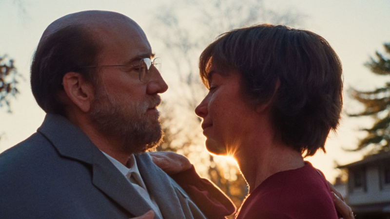   Nicolas Cage a Julianne Nicholson vo filme Scenár snov