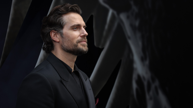 ภาพถ่ายด้านข้างของ Henry Cavill ดาราจาก The Ministry of Ungentlemanly Warfare ในรอบปฐมทัศน์ The Witcher ซีซั่น 3 ในลอนดอน มิถุนายน 2023