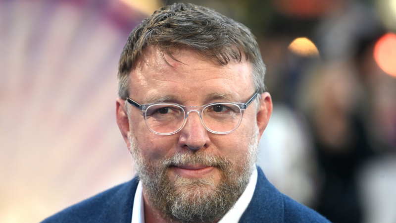   ภาพศีรษะของ Guy Ritchie ในงานฉายรอบปฐมทัศน์ของ Disney ในสหราชอาณาจักร's Live Action remake of The Little Mermaid in May 2023.