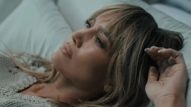 Jennifer Lopez culcată în This Is Me... Now: A Love Story