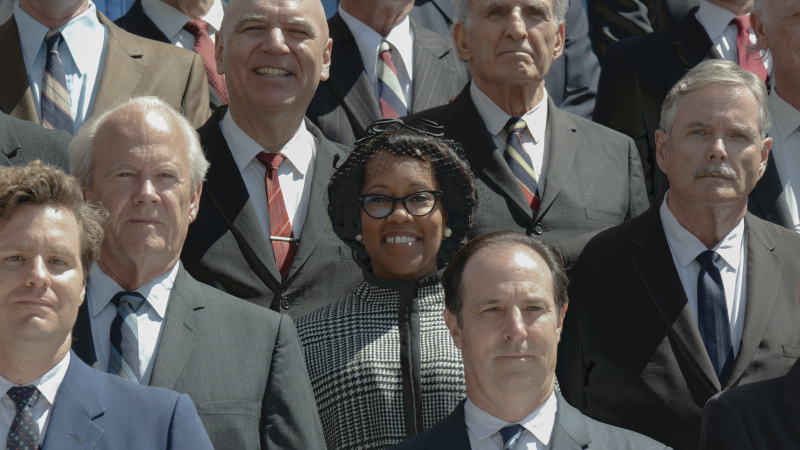   Regina King ako Shirley Chisholm stojaca medzi ostatnými politikmi v Shirley
