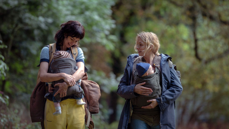  Jodie Comer ja Katherine Waterson elokuvassa The End We Start From