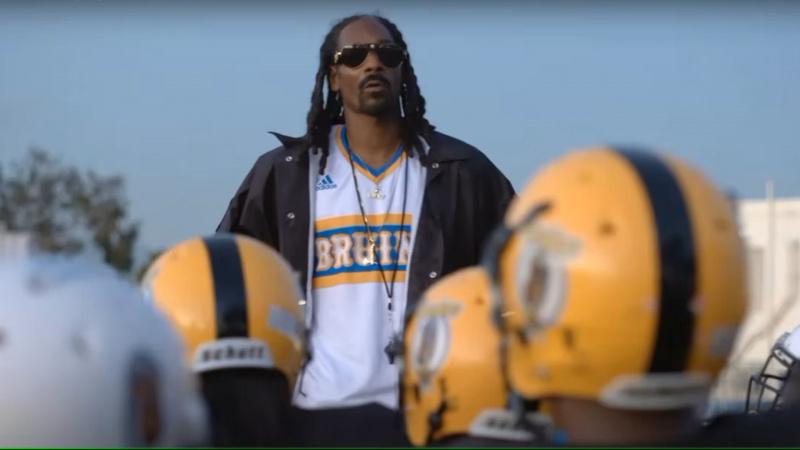  Snoop Dogg kalbasi su jaunimo futbolininkais „The Underdoggs“.
