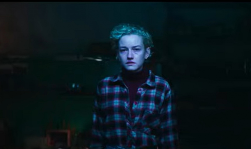   Julia Garner vo filme Wolf Man