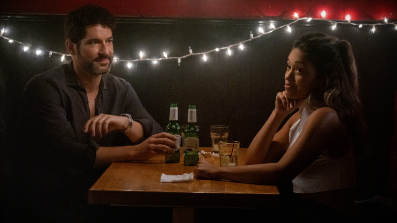   Tom Ellis ในบท Nick และ Gina Rodriguez ในบท Mack กำลังทานอาหารเย็นใน Players