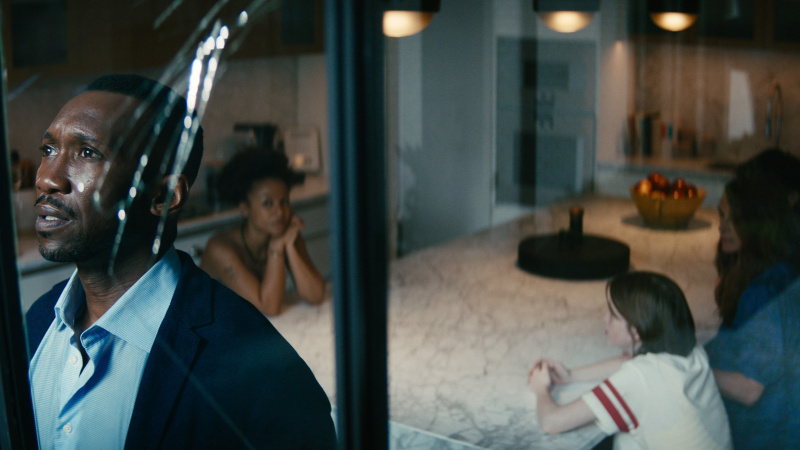   Mahershala Ali regarde par la fenêtre dans Leave the World Behind