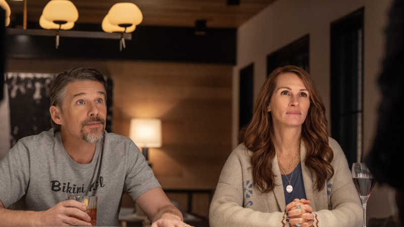   Ethan Hawke et Julia Roberts sont assis l'un à côté de l'autre dans Leave the World Behind